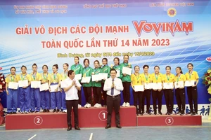 Đại biểu trao huy chương cho các VĐV đạt thành tích cao