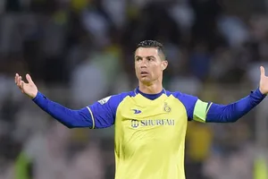 Cristiano Ronaldo ôm đầu cùng Al Nassr rời khỏi Saudi Cup.