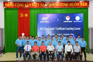 Các học viên cùng Ban tổ chức lớp học chụp hình lưu niệm