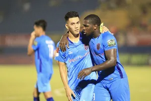 Rimario chia vui cùng Tiến Tinh sau bàn mở tỷ số. Ảnh: DŨNG PHƯƠNG