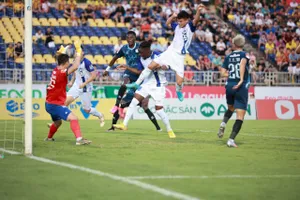 SLNA đẩy CLB TPHCM lún sâu hơn ở cuối bảng xếp hạng. Ảnh: MINH HOÀNG