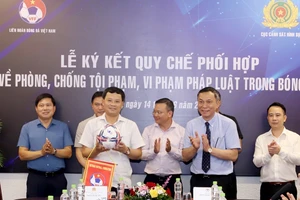 Chủ tịch VFF Trần Quốc Tuấn thay mặt VFF tặng Trung tướng Trần Ngọc Hà – Cục Trưởng Cục Cảnh sát Hình sự quả bóng thi đấu có chữ ký của các cầu thủ đội tuyển quốc gia.