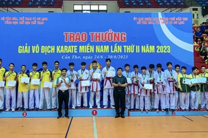 Các VĐV đạt HCB nội dung Kumite đồng đội nam lứa tuổi 15-17