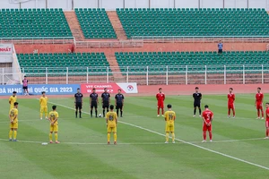 Cầu thủ hai đội thực hiện nghi lễ mặc niệm trước trận đấu để tỏ lòng thương tiếc các thành viên của CLB HA.GL bị tử nạn vào ngày 12-8