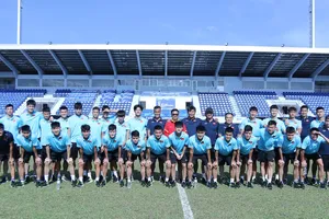 U23 Việt Nam đi thăm quan sân thi đấu Rayong Provincial sáng 19-8. Ảnh: ĐOÀN NHẬT