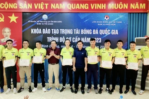 Ông Bùi Hữu Toàn – Giám đốc Sở Văn hóa, Thể thao và Du lịch tỉnh Bình Dương (thứ 5 từ trái sang) và Ông Đặng Thanh Hạ – Trưởng Ban trọng tài Liên đoàn Bóng đá Việt Nam trao giấy chứng nhận cho học viên.