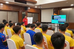 U23 Việt Nam họp kỹ thuật trước khi ra sân tập vào chiều 21-8. Ảnh: ĐOÀN NHẬT