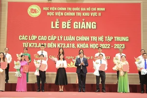 PGS.TS Nguyễn Quốc Dũng (Giám đốc Học viện chính trị KV2) trao bằng tốt nghiệp cho các học viên vào sáng ngày 30-8.