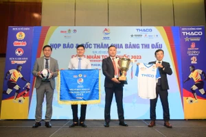 Các đại biểu tham dự buổi họp báo cùng ban tổ chức giới thiệu bóng thi đấu, trang phục thi đấu, Cúp cho đội vô địch...