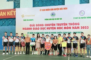 Ban tổ chức trao giải cho các đội nhận giải. Ảnh: NHẬT ANH