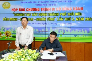 Chủ tịch UBMTTQ Việt Nam Thành phố Thủ Đức Trần Hữu Phước thông tin về chương trình tại buổi họp báo sáng 7-11. Ảnh: DŨNG PHƯƠNG