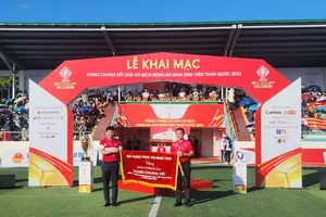 Lãnh đạo Bộ GD và ĐT trao cờ lưu niệm cho đơn vị đăng cai giải đấu. Ảnh: CÔNG NHÂN