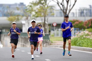 Tuyển thủ Hoàng Nguyên Thanh cùng các VĐV phong trào chạy thử nghiệm đường đua Run To Live 2024. Ảnh: DŨNG PHƯƠNG