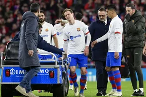 Frenkie de Jong khá đau khi rời sân tại Athletic Bilbao ở La Liga vào Chủ nhật.