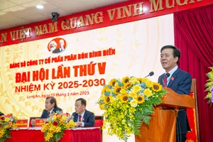 Bí thư Đảng uỷ Công ty CPPB Bình Điền Ngô Văn Đông phát biểu tại đại hội sáng 19-5.