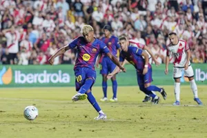 Lamine Yamal ghi bàn từ chấm phạt đền nhưng Barcelona hoà 1-1 tại Rayo Vallecano.
