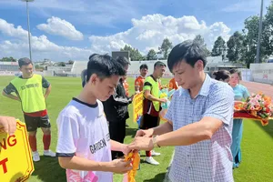 Ban tổ chức trao cờ lưu niệm cho các đội tham dự giải. Ảnh: TRÚC GIANG
