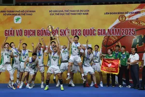 Đội TPHCM giành ngôi quán quân ở nội dung nam. Ảnh: TRÚC GIANG