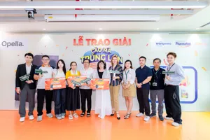 Đại diện Opella Việt Nam trao giải cho các khách hàng may mắn.