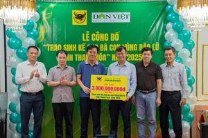 Tổng Giám đốc Công ty CPPB Bình Điền Ngô Văn Đông trao kinh phí hỗ trợ đồng bào Thanh Hoá tái thiết sau bão lũ.