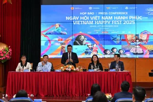 Ban tổ chức thông tin về chương trình tại buổi họp báo.