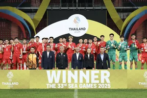 U22 Việt Nam trên bục nhận HCV SEA Games 33. Ảnh: Dũng Phương
