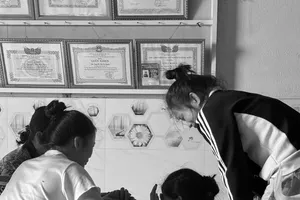 Ba chị em Hạnh, Trang và Linh cùng mẹ bên cha lần cuối trước lúc chia tay. Ảnh: FBNV