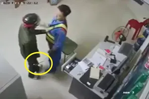 Clip nhân viên cửa hàng xăng dầu tước dao, quật ngã tên cướp