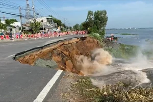 Sạt lở kéo dài hơn 40m, An Giang di dời khẩn cấp 27 hộ dân