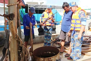 Lực lượng làm nhiệm vụ kiểm tra tàu cá chờ dầu không có hóa đơn, chứng từ hợp pháp