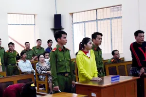 Bị cáo Trân (áo vàng) tại tòa