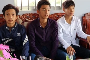 3 học sinh đã có hành động đẹp khi trả lại hơn 40 triệu đồng cho người bị mất. Ảnh: VOV