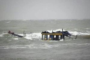 Tàu cá đang vào bờ bị sóng đánh chìm, 2 thuyền viên mất tích