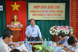 Ông Nguyễn Minh Luân thông tin việc sắp xếp trường, lớp học và giáo viên trên địa bàn. Ảnh: TẤN THÁI