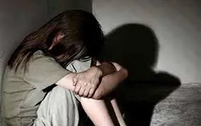 Khởi tố thiếu niên lợi dụng chơi bài hiếp dâm hai bé gái