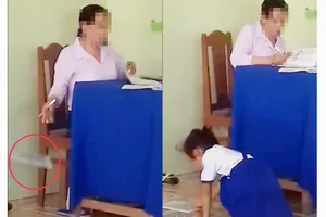 Cô giáo chấm bài xong rồi "thả" xuống nền gạch, học sinh chạy lên nhặt đem về. Ảnh cắt từ clip