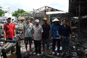 Cà Mau: Tiểu thương cầu cứu vì không được bán tại chỗ cũ sau khi chợ tạm Sông Đốc cháy