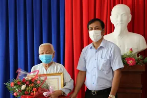 Ông Trần Hồng Quân, Phó chủ tịch UBND tỉnh trao bằng khen cho cụ Quách Thị Chao- một trong 5 cụ sống tại Trung tâm Bảo trợ xã hội tỉnh...