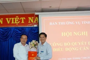 Phó Bí thư Thường trực Tỉnh ủy Cà Mau Phạm Bạch Đằng (trái) trao quyết định điều động ông Phạm Chí Hải giữ chức Bí thư huyện ủy Ngọc Hiển