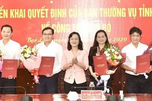 Bà Lê Thị Ái Nam (đứng giữa) Phó Bí thư Thường trực Tỉnh ủy Bạc Liêu trao quyết định của BTV Tỉnh ủy và chụp ảnh lưu niệm với 4 lãnh được điều động. ẢNH: PHAN THANH CƯỜNG