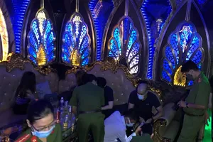 Cơ sở karaoke Gossip vẫn mở cửa bất chấp lệnh cấm. ẢNH: HOANG GIANG