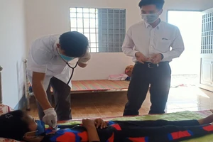 Cà Mau: Khởi tố người cô bạo hành cháu gái bán vé số