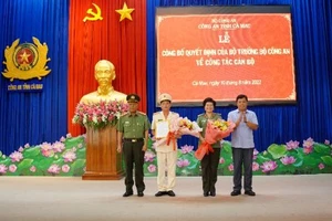 Ông Nguyễn Tiến Hải (Bí Thư Tỉnh ủy Cà Mau, bên phải) và Đại tá Phạm Thành Sỹ (bên trái) chúc mừng Đại tá Đoàn Thanh Thủy và Thượng tá Nguyễn Phúc Cường