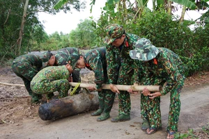 Lực lượng công binh xử lý an toàn quả bom. Ảnh: HUỲNH QUANG