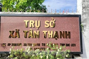 Kẹt tiền trả nợ, nữ cán bộ xã mang sổ đỏ của dân đi cầm