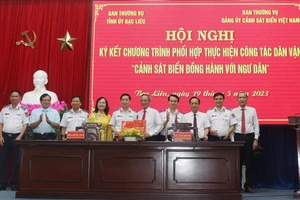 Trung tướng Bùi Quốc Oai, Chính ủy Cảnh sát biển Việt Nam (thứ 5 từ trái sang) và đồng chí Lữ Văn Hùng trao văn bản ký kết chương trình phối hợp giữa Ban Thường vụ Đảng ủy Cảnh sát biển Việt Nam với Ban Thường vụ Tỉnh ủy Bạc Liêu