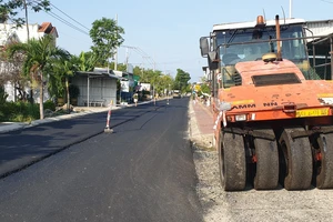 Cà Mau: Xe lu cán chết công nhân khi láng nhựa mặt đường