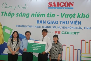 Chương trình “Thắp sáng niềm tin – Vượt khó đến trường”: Bàn giao thư viện cho Trường THPT Ninh Thạnh Lợi 