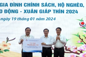 Trưởng Ban Nội chính Trung ương Phan Đình Trạc tặng quà tết tại Cà Mau