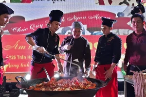 Các đầu bếp trình diễn “chảo cua rang me khổng lồ” trong khuôn khổ Tuần Văn hóa - du lịch Mũi Cà Mau năm 2019.